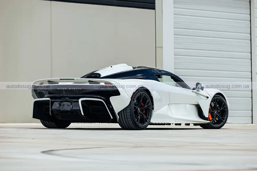 Два майже нові Aston Martin Valhalla продадуть у США
