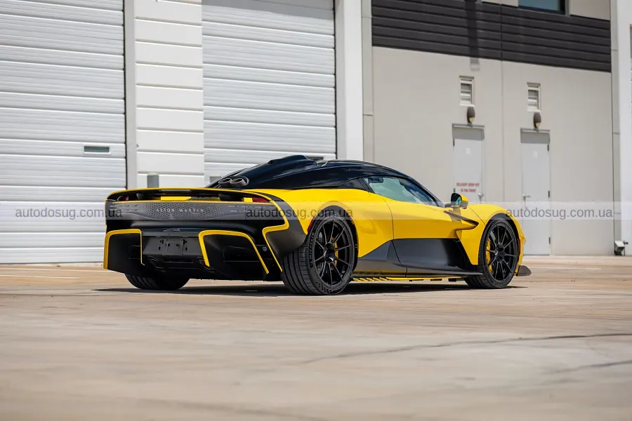 Два майже нові Aston Martin Valhalla продадуть у США