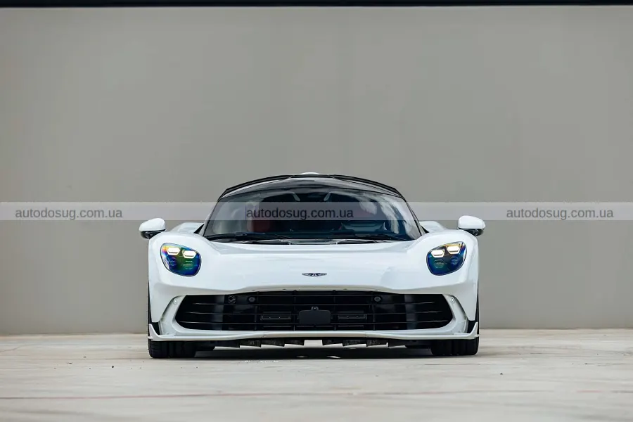 Два майже нові Aston Martin Valhalla продадуть у США