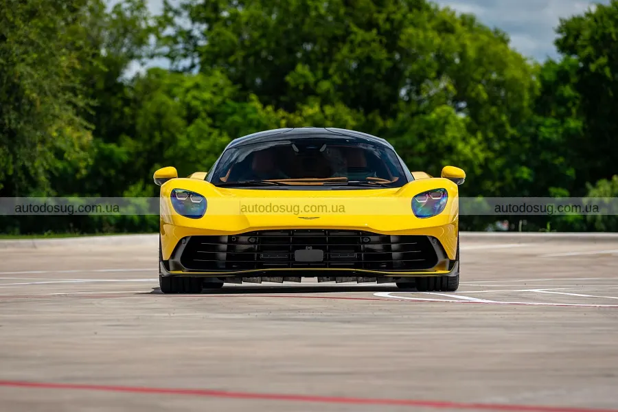 Два майже нові Aston Martin Valhalla продадуть у США