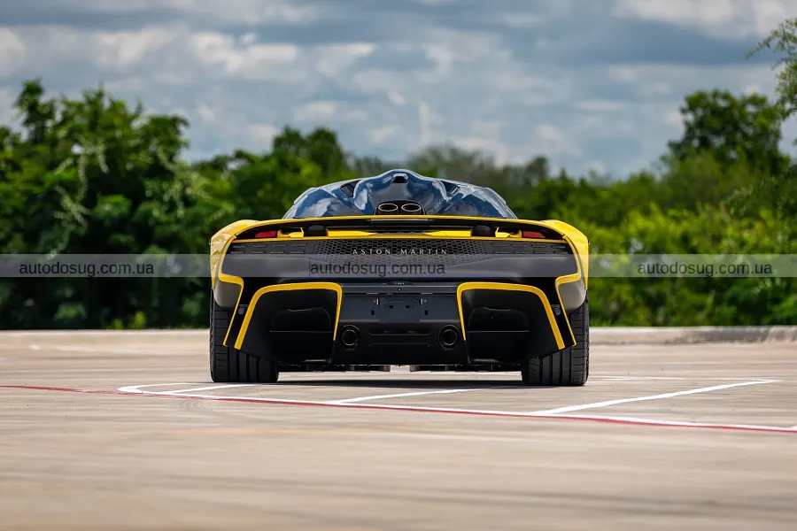 Два майже нові Aston Martin Valhalla продадуть у США