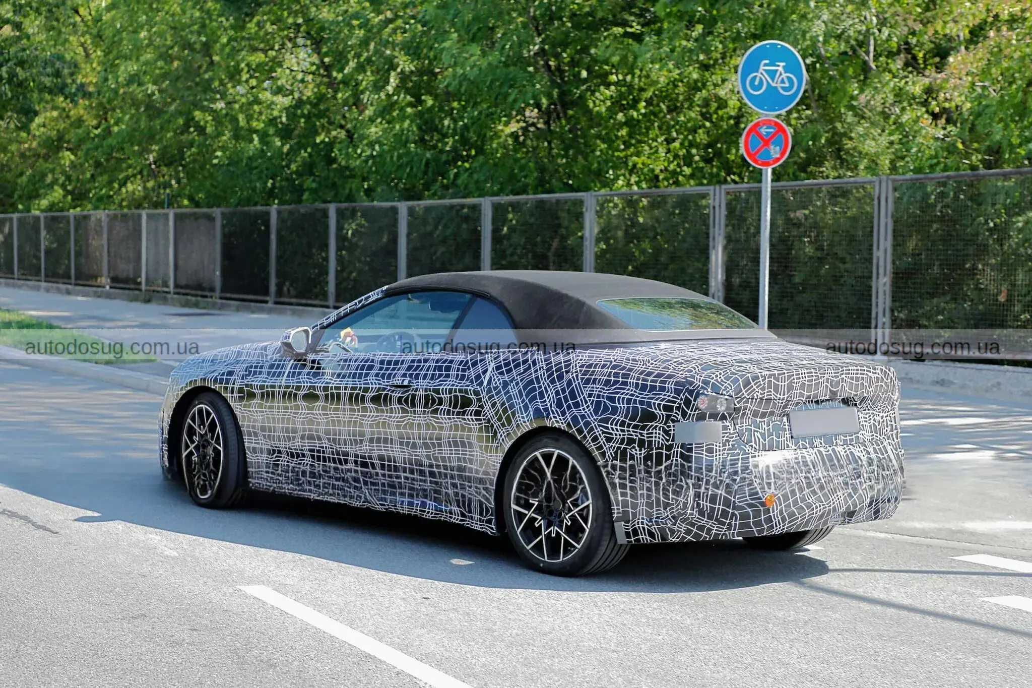 Електричний кабріолет BMW i4 вийшов на тести