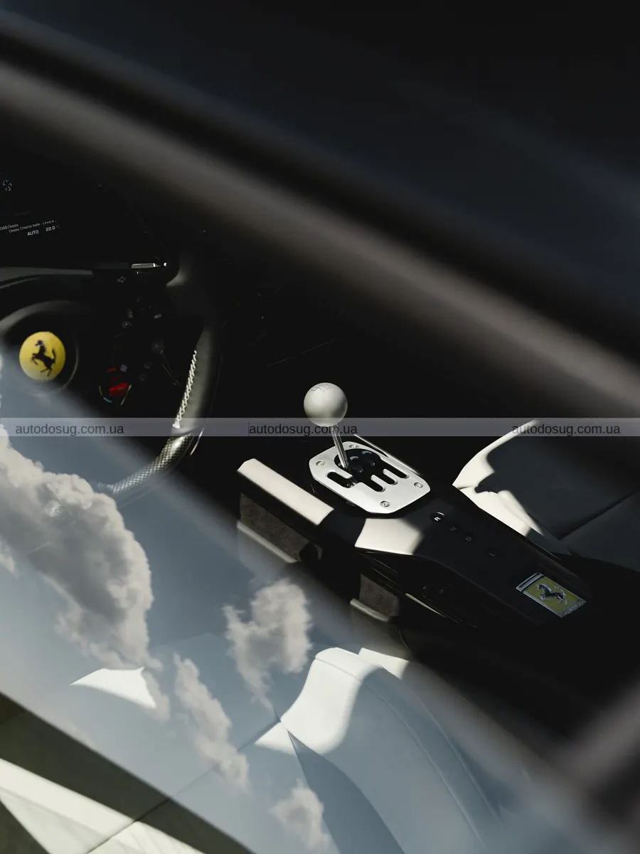 Ferrari повернула три педалі у 12Cilindri