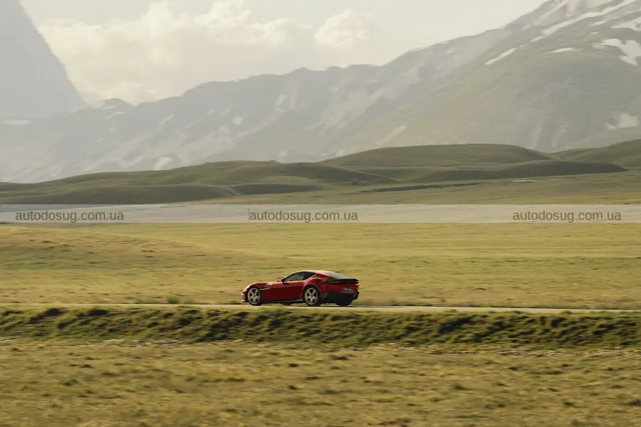 Ferrari повернула три педалі у 12Cilindri