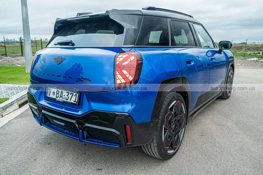 Mini Aceman JCW e дивує розгоном, але трясе