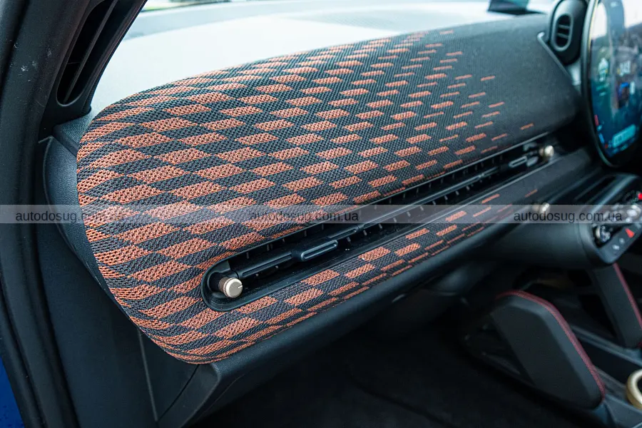 Mini Aceman JCW e дивує розгоном, але трясе
