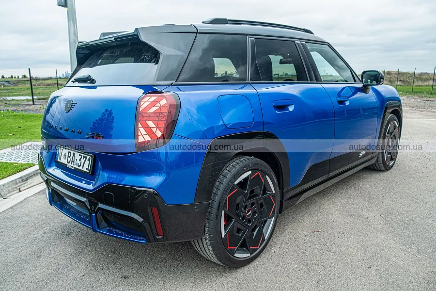 Mini Aceman JCW e дивує розгоном, але трясе