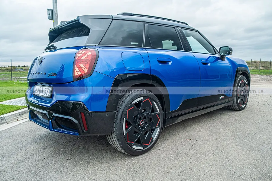 Mini Aceman JCW e дивує розгоном, але трясе