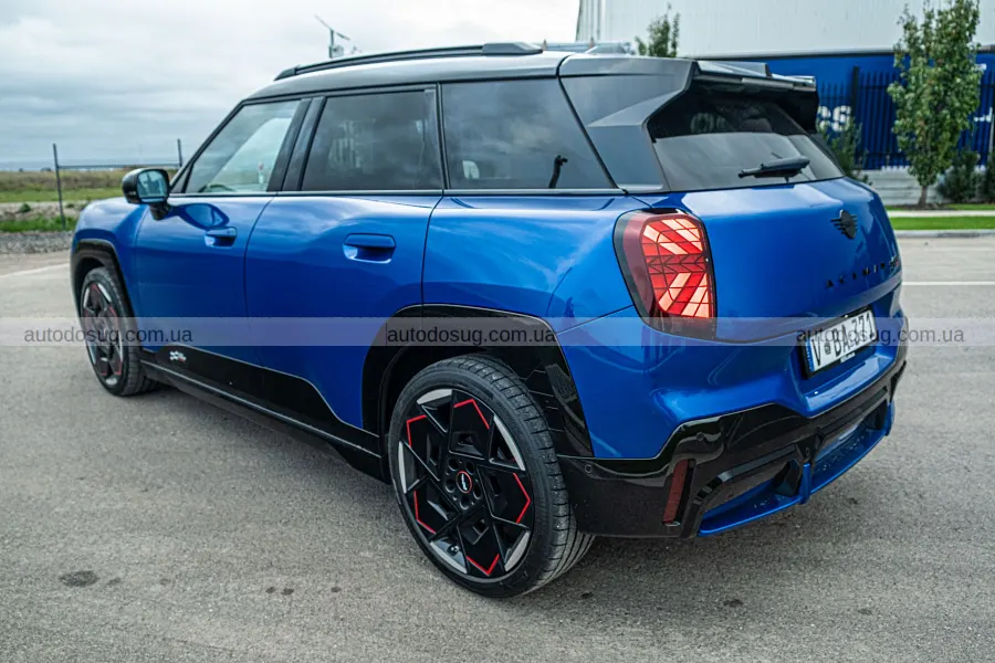 Mini Aceman JCW e дивує розгоном, але трясе