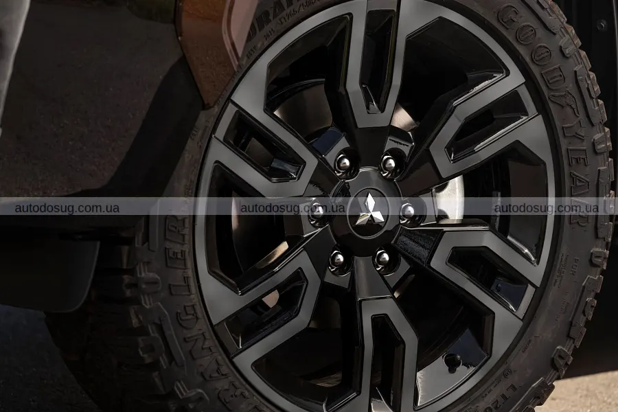 Новий Mitsubishi Triton BF///MS отримав темний стиль