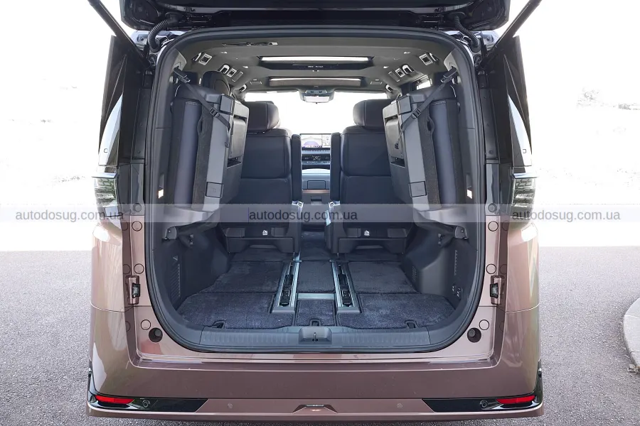 Новий Nissan Elgrand повернувся з гібридом