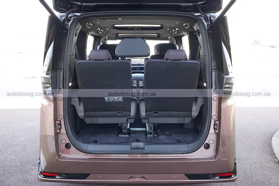 Новий Nissan Elgrand повернувся з гібридом