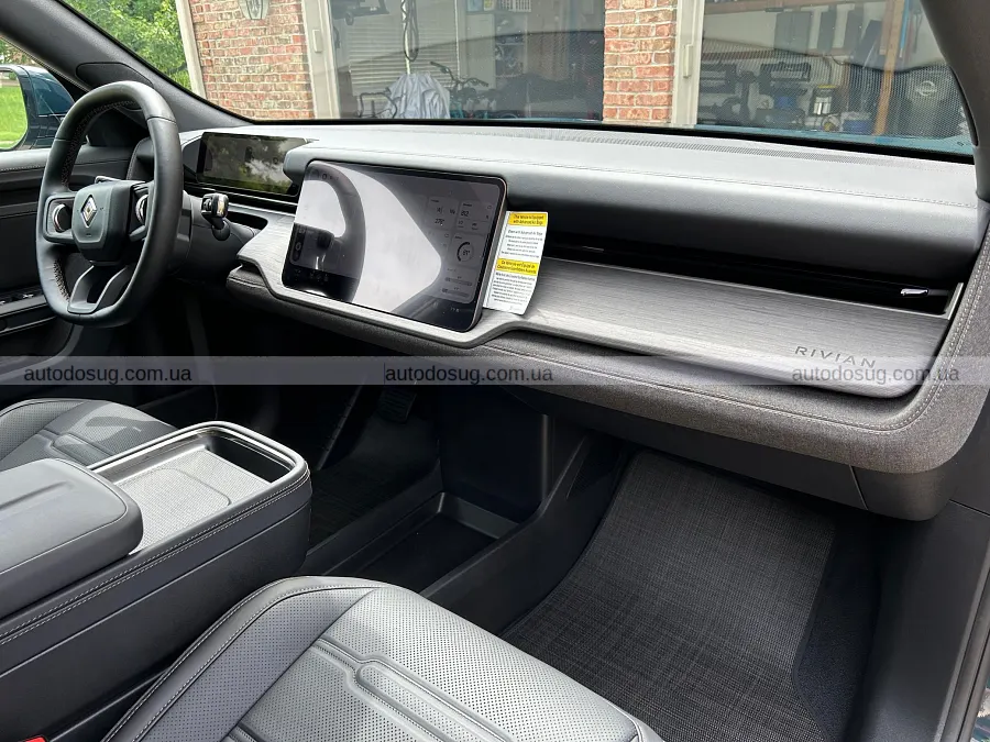 Перший Rivian R2 пішов з аукціону без ажіотажу