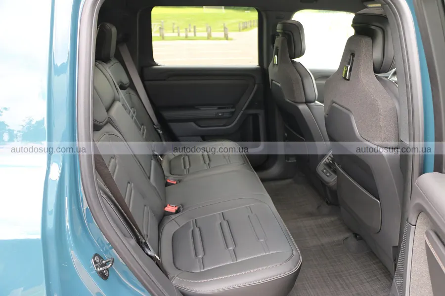 Перший Rivian R2 пішов з аукціону без ажіотажу