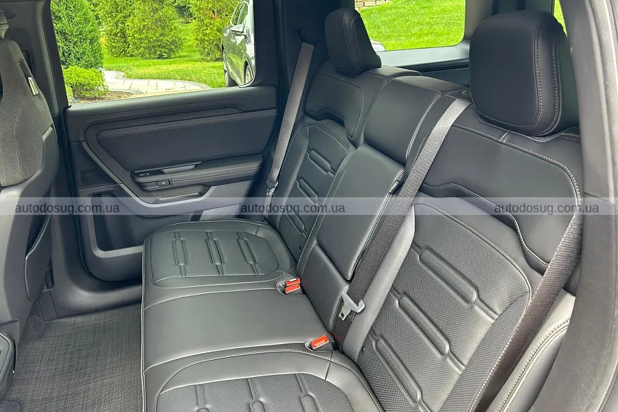 Перший Rivian R2 пішов з аукціону без ажіотажу
