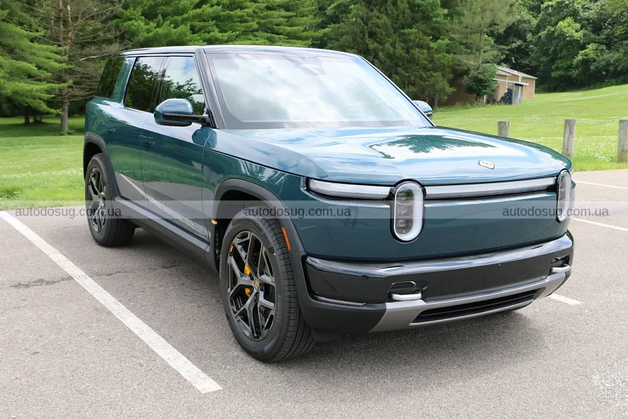 Перший Rivian R2 пішов з аукціону без ажіотажу