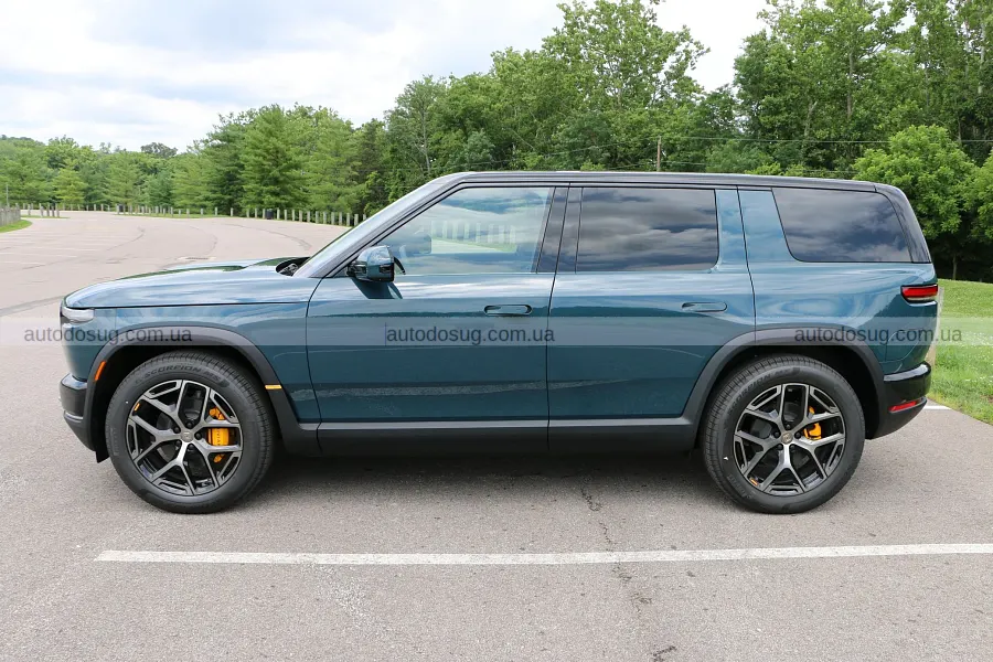 Перший Rivian R2 пішов з аукціону без ажіотажу