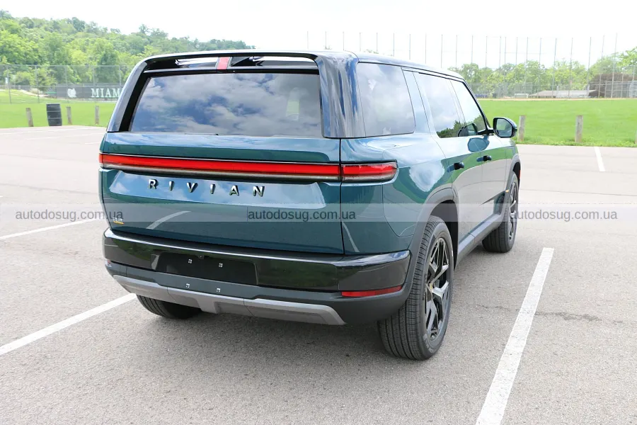 Перший Rivian R2 пішов з аукціону без ажіотажу