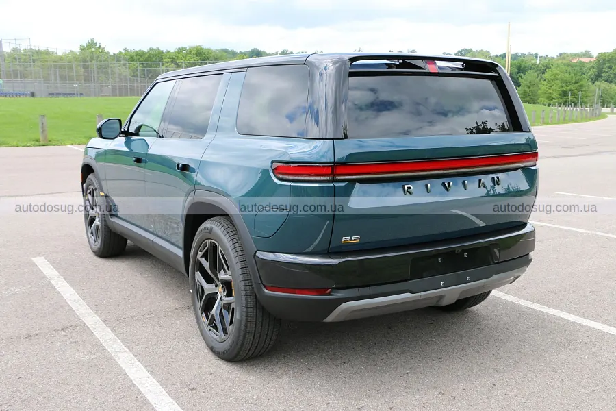 Перший Rivian R2 пішов з аукціону без ажіотажу