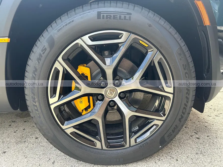Перший Rivian R2 пішов з аукціону без ажіотажу