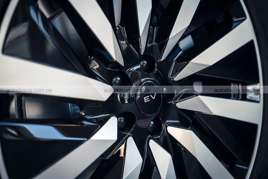 Range Rover Sport переходить на струм, але V8 лишає