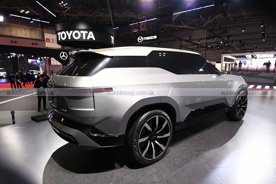 Загадковий Land Cruiser натякнув на електроверсію