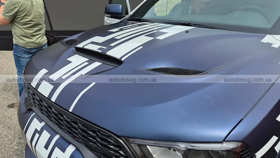 Dodge привіз яскравий Durango і Charger з механікою