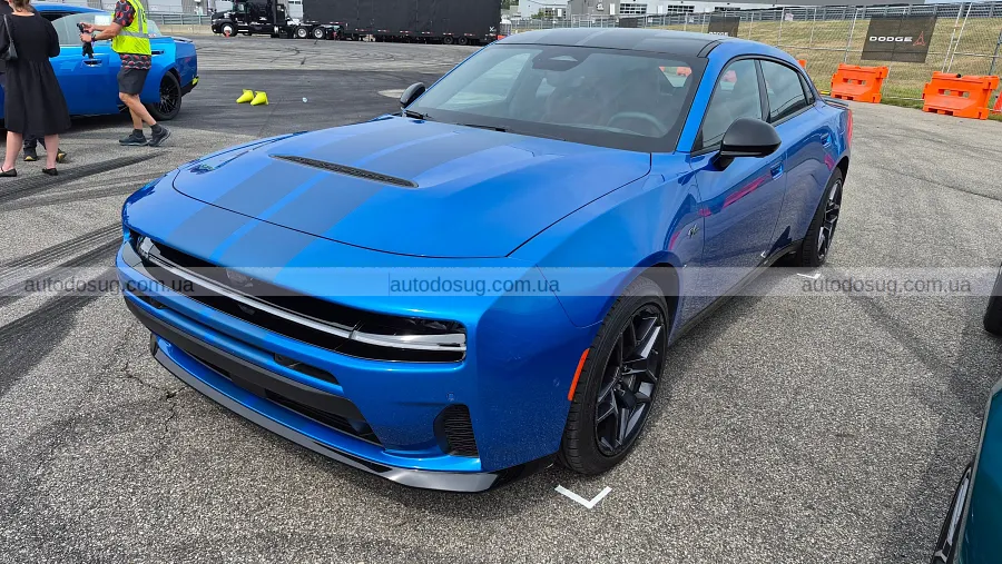 Dodge привіз яскравий Durango і Charger з механікою