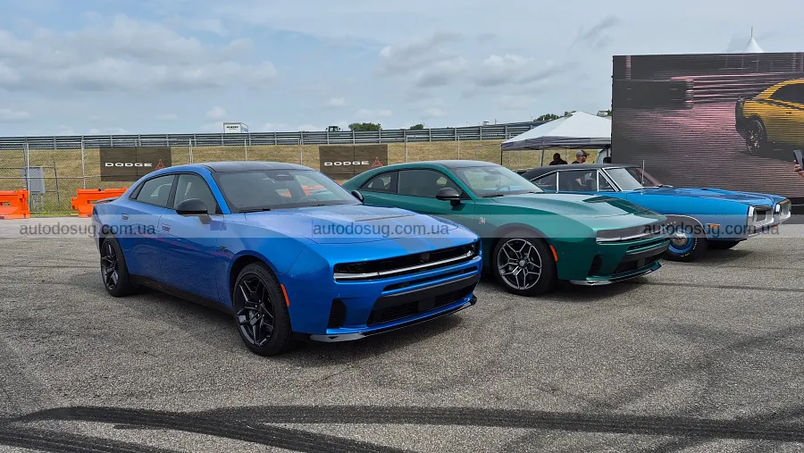 Dodge привіз яскравий Durango і Charger з механікою