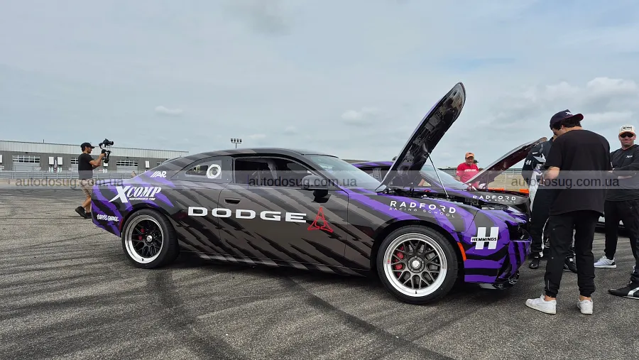 Dodge привіз яскравий Durango і Charger з механікою