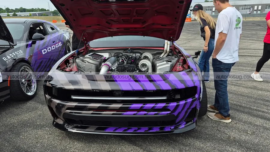 Dodge привіз яскравий Durango і Charger з механікою