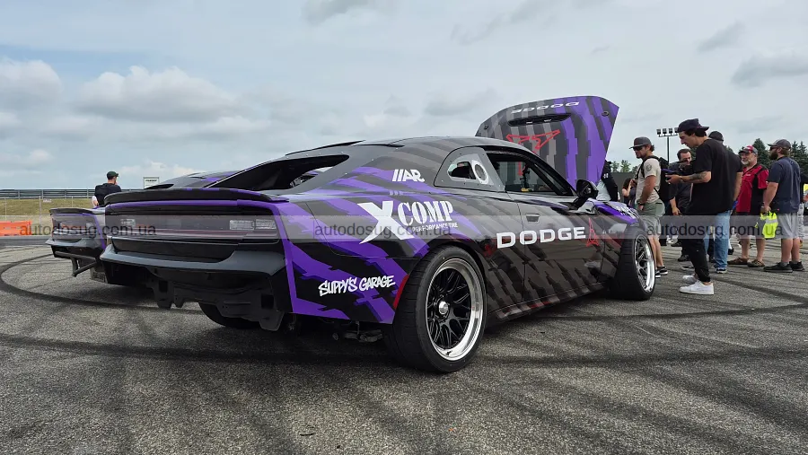 Dodge привіз яскравий Durango і Charger з механікою