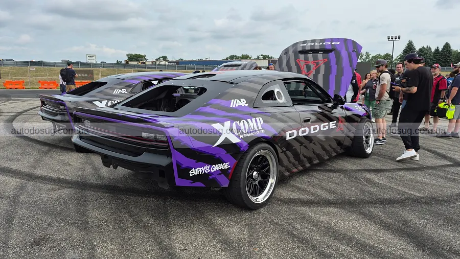 Dodge привіз яскравий Durango і Charger з механікою