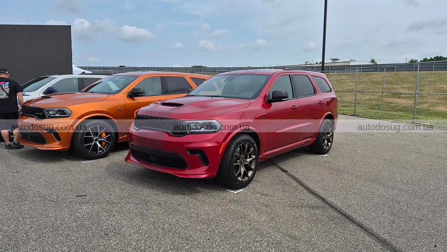 Dodge привіз яскравий Durango і Charger з механікою