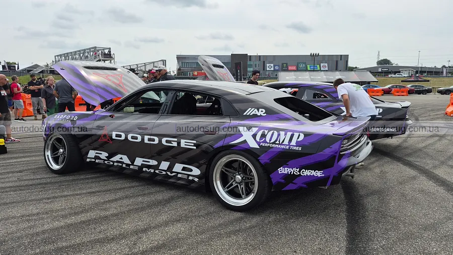 Dodge привіз яскравий Durango і Charger з механікою