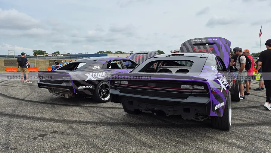 Dodge привіз яскравий Durango і Charger з механікою