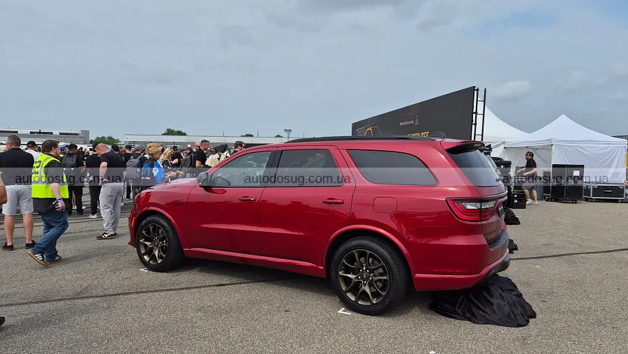 Dodge привіз яскравий Durango і Charger з механікою