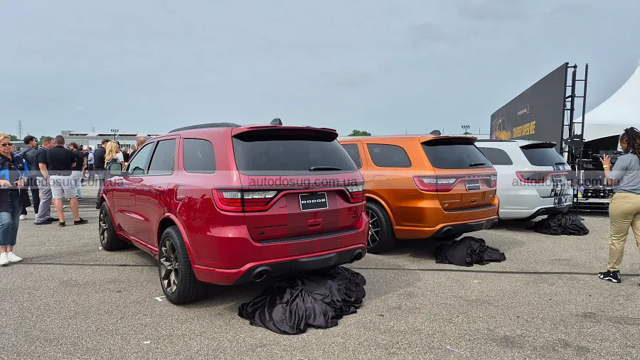 Dodge привіз яскравий Durango і Charger з механікою