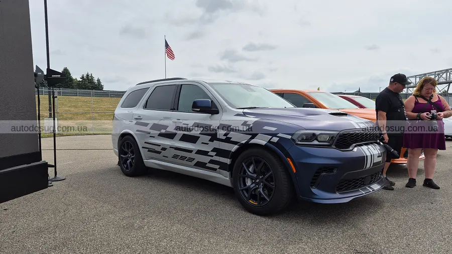 Dodge привіз яскравий Durango і Charger з механікою