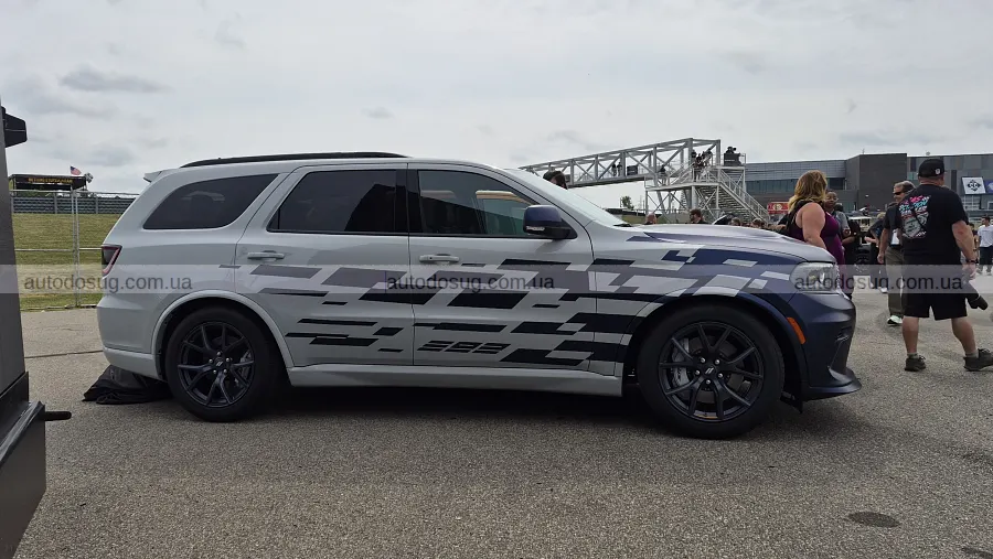Dodge привіз яскравий Durango і Charger з механікою