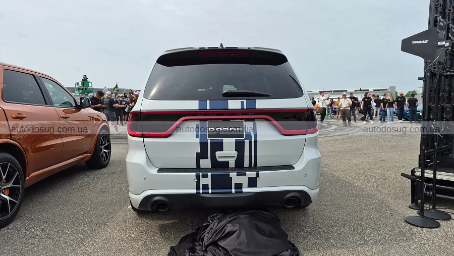 Dodge привіз яскравий Durango і Charger з механікою