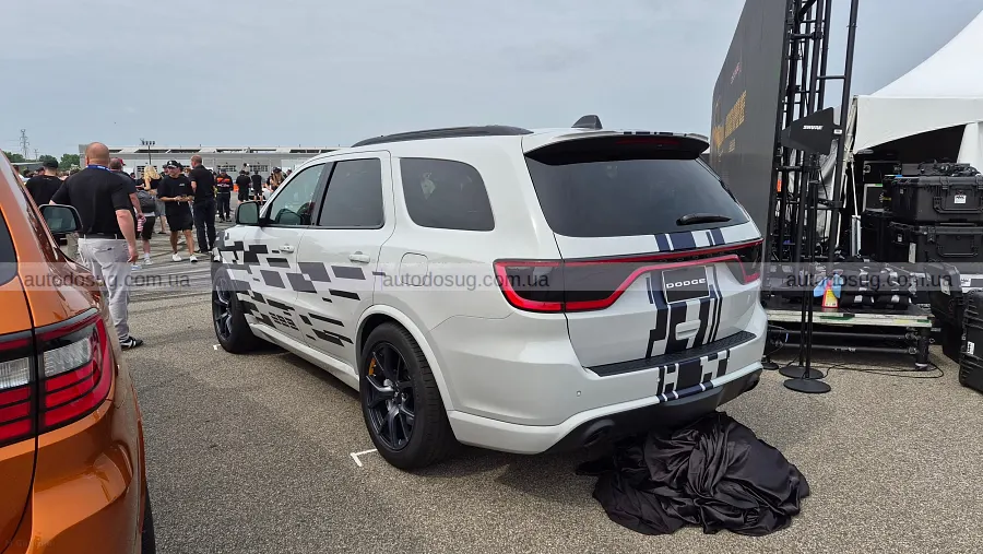 Dodge привіз яскравий Durango і Charger з механікою