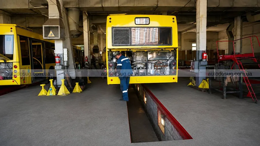 Як у Києві готують автобуси перед виїздом