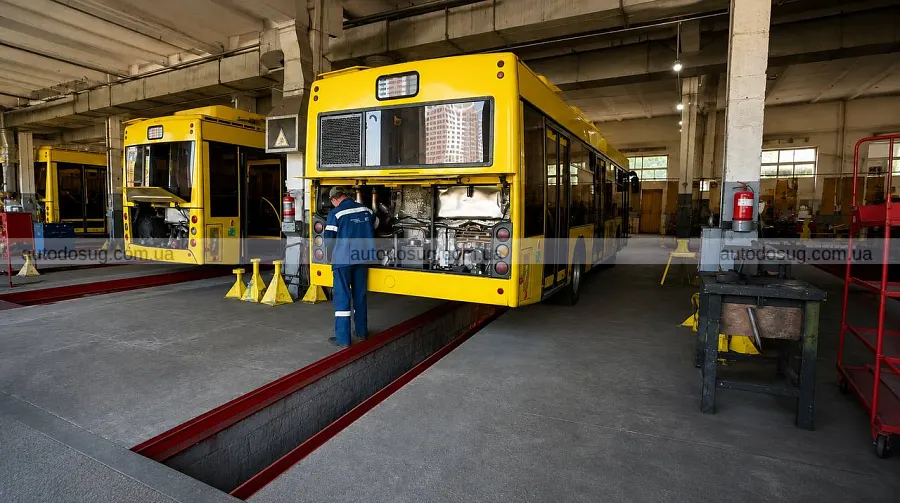 Як у Києві готують автобуси перед виїздом