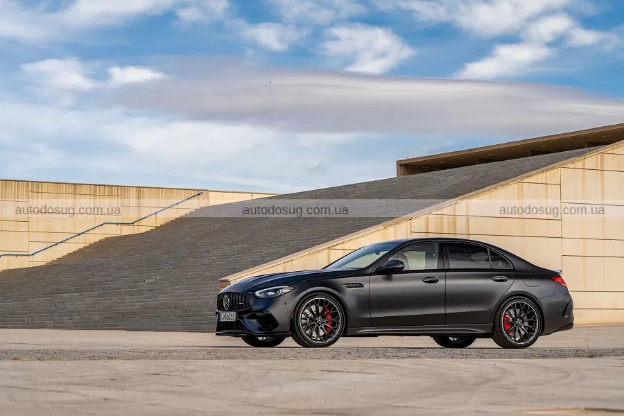 Mercedes не повертає V8 у нинішній C 63