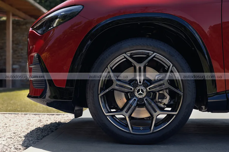 Новий Mercedes GLA ховає третій екран за доплатою