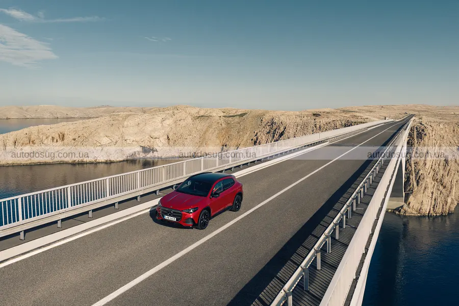 Новий Mercedes GLA підріс і отримав електроверсії