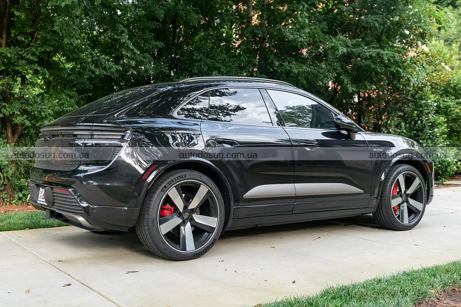 Porsche Macan Turbo EV різко просів у ціні