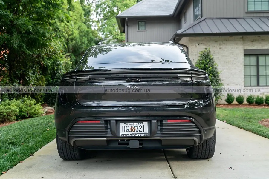 Porsche Macan Turbo EV різко просів у ціні