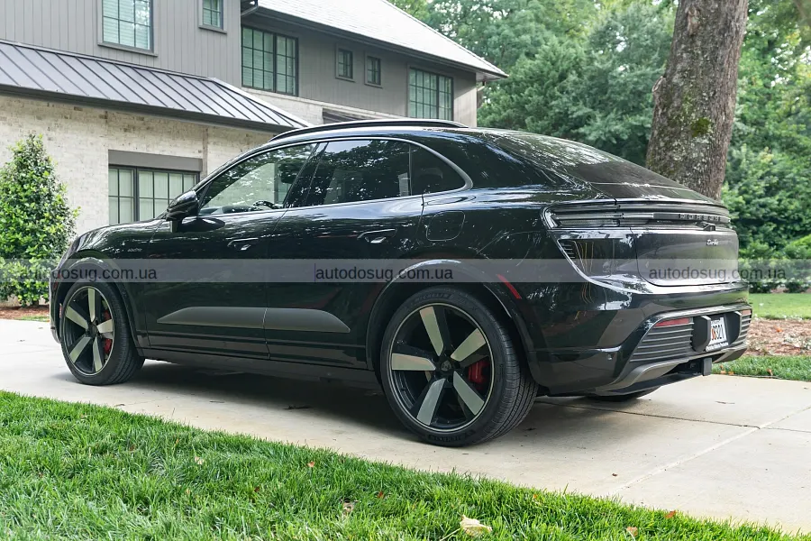 Porsche Macan Turbo EV різко просів у ціні